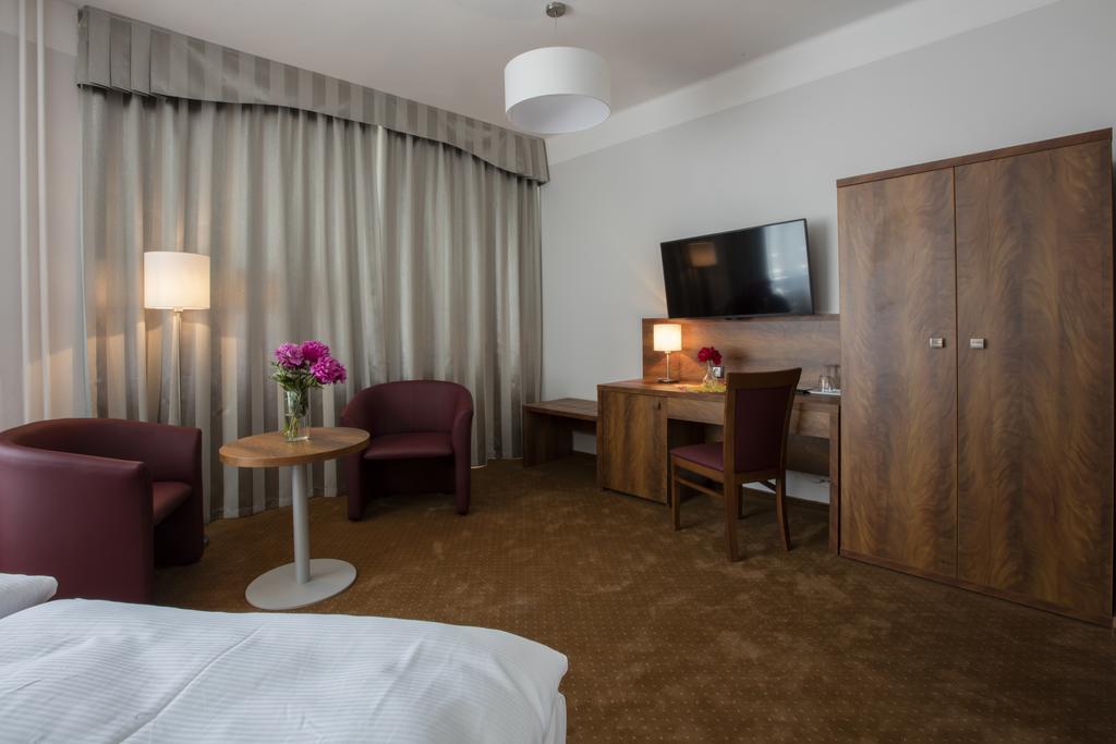 Hotel Bellevue Tlapak Podebrady Luaran gambar