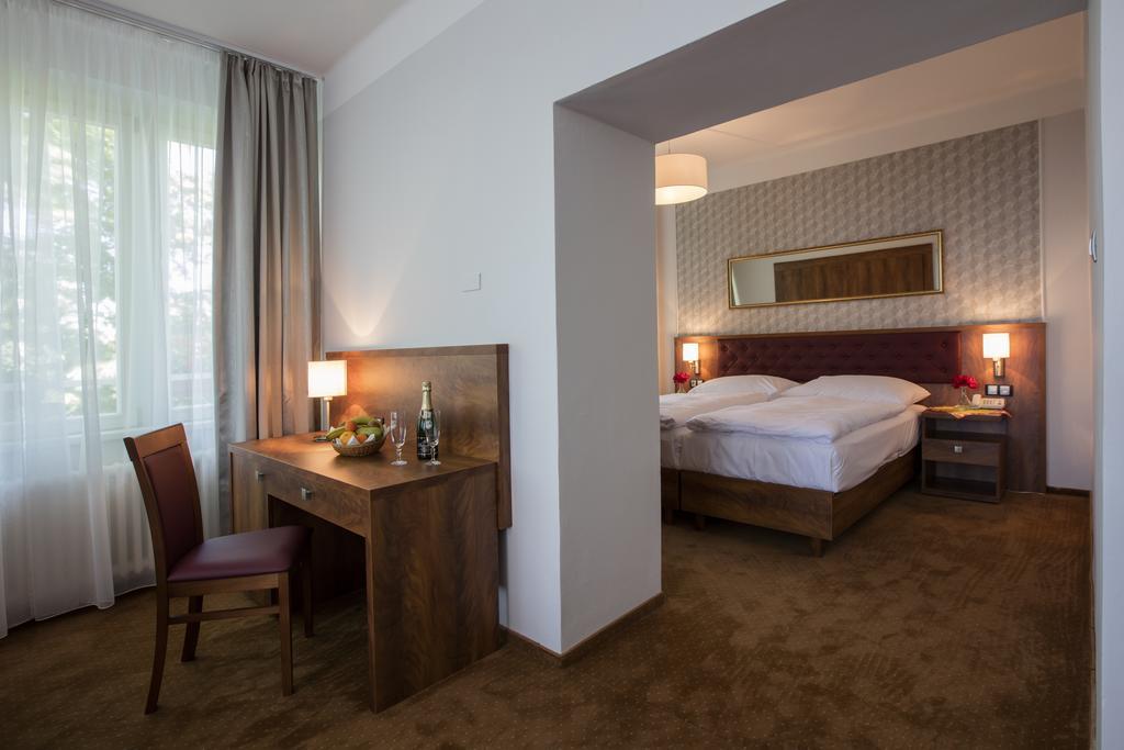Hotel Bellevue Tlapak Podebrady Luaran gambar
