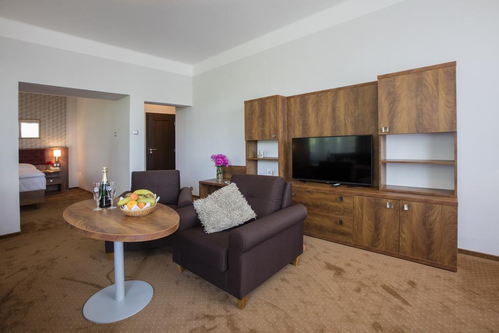 Hotel Bellevue Tlapak Podebrady Luaran gambar
