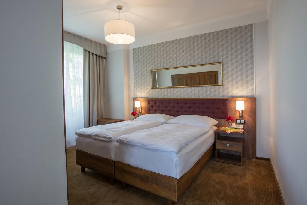 Hotel Bellevue Tlapak Podebrady Luaran gambar